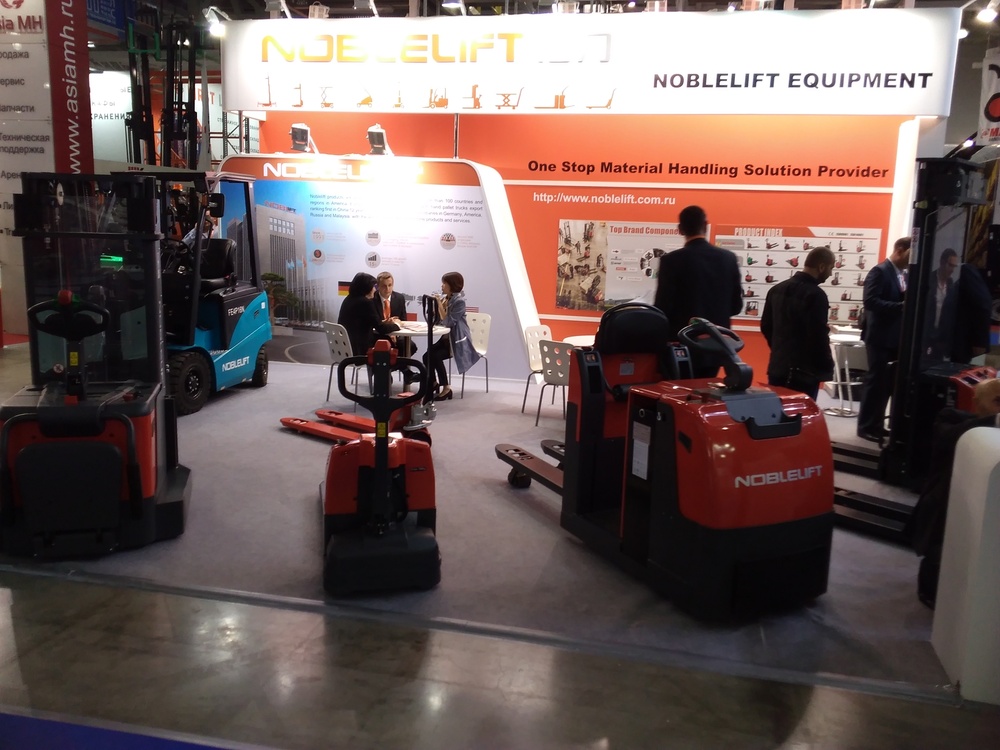 На выставке у стенда Noblelift Exhibition Noblelift. Сотрудничество с компанией Noblelift через официального дистрибьютора Noblelift в Москве - компании Ноблелифт Москва