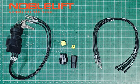 Купить 505634010001 - ключевой переключатель для техники для склада Noblelift - самоходных электроштабелеров PS12L, PS16L, PS20L, PS16N, PS20N, PS13RMPLUS, PS15RMPLUS, PS12DL, PSB12, PSB15, PS16W, PS16NW, PS20NW, PS16TSL, PS12CBC, PS15CBC и электротележек PT20I, PT20D, PT16L, PT25L, PTE18L, PT20PC, PT25PC, PT30PC, PT20H, PT25H, PT30H, PT20HPLUS.