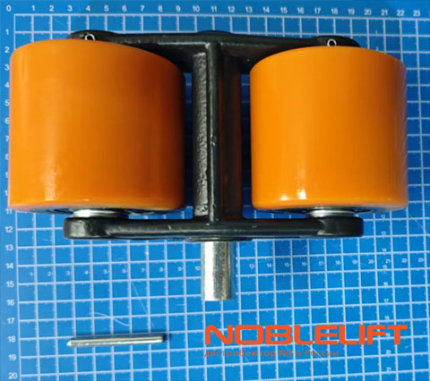 Купить 532998510000 - каретка роликов в сборе для самоходных штабелеров Noblelift PS12L, PS16L, PS20L, PS12N, PS16N, PS20N, PSE12BSL, PSE12NSL, PS16NW, PS20NW, PSE10MSL, PSE10SL, PSE12BMSL, PSE12NMSL, SWB130S. Вес 3,665 кг.