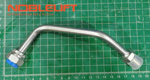 Купить 533544520006 - гидропровод металлический в сборе для мачт самоходных штабелеров Noblelift PS12L, PS16L, PS12N, PS16N, PS15B, PS16DN, PS12DL, PS16NW. Вес 0,2 кг.