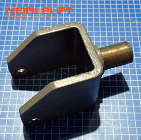 Купить 534716510001 Кронштейн опорного колеса электрических штабелеров Noblelift PS12L, PS16L, PS20L, PS12N, PS16N, PS20N, PS12DL. Вес 1,95 кг.