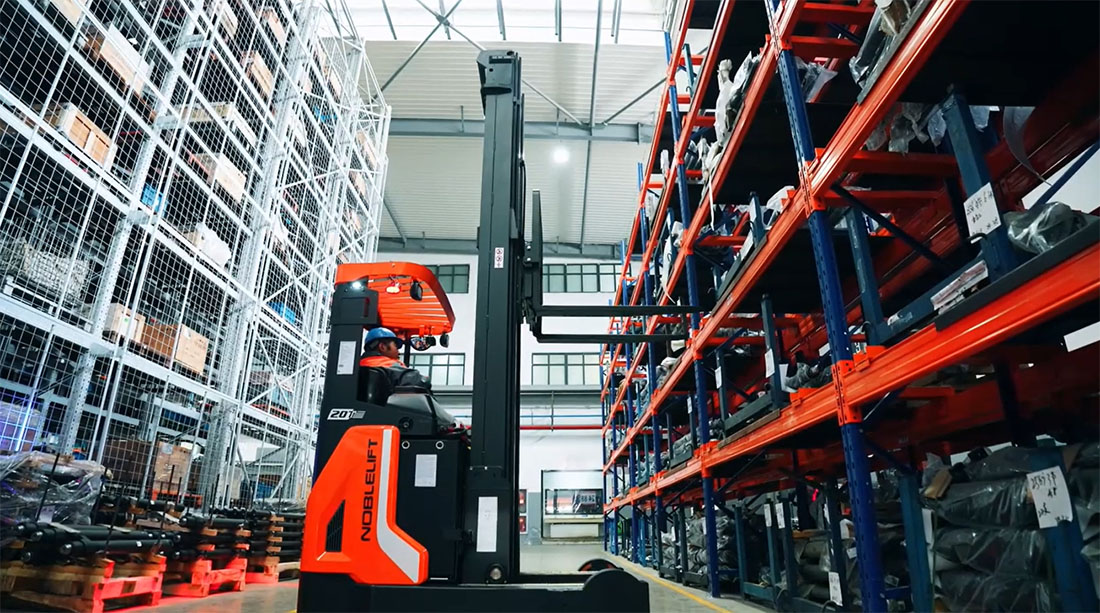 Узкие проходы между стеллажами на складе - хорошо или плохо и как найти решение. Особенности использования ричтраков между стеллажами в узких проходах склада. Преимущества ричтраков для узких проходов