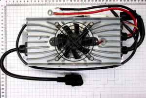 Купить 921000100052 - зарядное устройство 24В/25Ачас для литиевых батарей, устанавливаемых на электроштабелеры Noblelift PSE12BSL, PSE12NSL, PSE12BMSL, PSE12NMSL, PSE12BD, PSE12ND, PSE12NSC, PSE12BM, PSE12NM, PSE12B, PSE12N, PSE12NMD, PSE12BMD, PSE10SL, PSE10MSL и подборщик товаров OPH01E. Вес 2,12 кг.