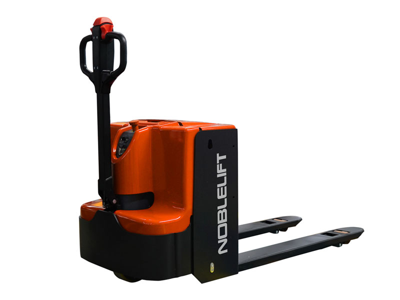 Самоходные электрические тележки PTE18L от официального дистрибьютора Noblelift купить. PTE18L - простая, мощная, быстрая самоходная электротележка начального уровня с грузоподъемностью 1800 кг. Аккумуляторная батарея является съемной.