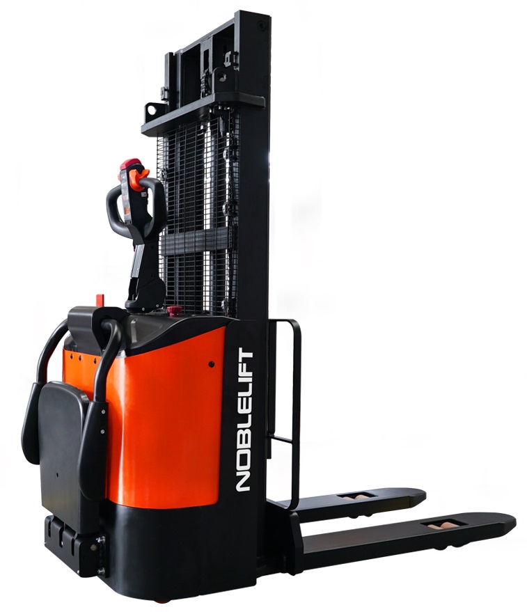 Самоходные электрические штабелеры PSE15-C от официального дистрибьютора Noblelift купить. Компактный электроштабелер с платформой, одномачтовый или двухмачтовый (дуплекс), г/п 1 5 т, высота подъема 3 6 м, встроенное зарядное устройство, VRLA-AGM батарея