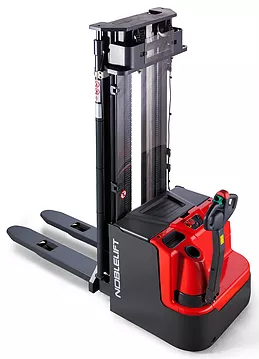 Самоходные электрические штабелеры (электроштабелеры) PS20L от официального дистрибьютора Noblelift купить. PS 20L - поводковый самоходный электрический штабелер для интенсивных работ, 2000 кг, 4600 мм, удобная ручка управления, автоматическое з/у, АС-двигатель хода Schabmuller