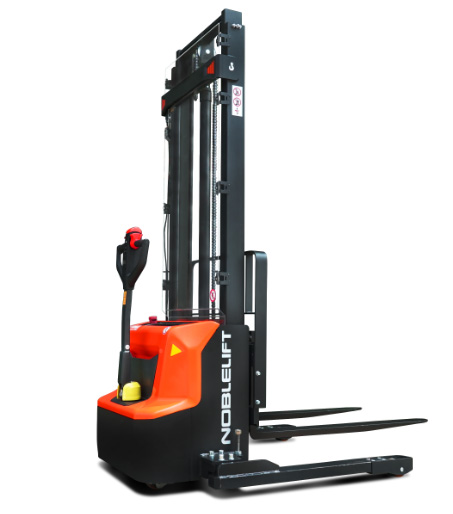 Самоходные электрические штабелеры (электроштабелеры) PSE12BSL / PSE12NSL от официального дистрибьютора Noblelift. Купить самоходные поводковые штабелеры Noblelift PSE12BSL, PSE12NSL с раздвижными опорными вилами (аутригерами) и грузоподъемностью 1200 кг, Li-ion АКБ