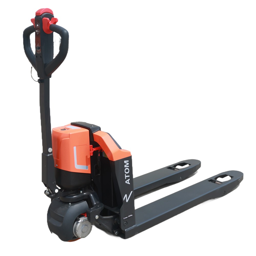 Самоходные тележки (электротележки) PTE15Q2, PTE20Q2 (ATOM II) от дистрибьютора Noblelift купить. Самоходные электрические тележки обновленной серии Atom II с грузоподъемностью 1500 и 2000 кг. Li-Ion аккумуляторная батарея является съемной. Увеличенная толщина вил