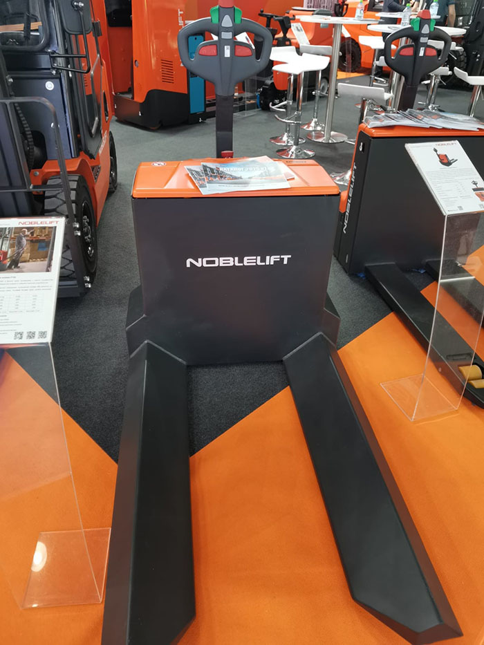 Компания Noblelift на выставке упаковочной индустрии RosUpack 2025 представила новые передовые модели складской техники: электротележка с сиденьем, самоходная тележка для рулонов и компактная поломойка