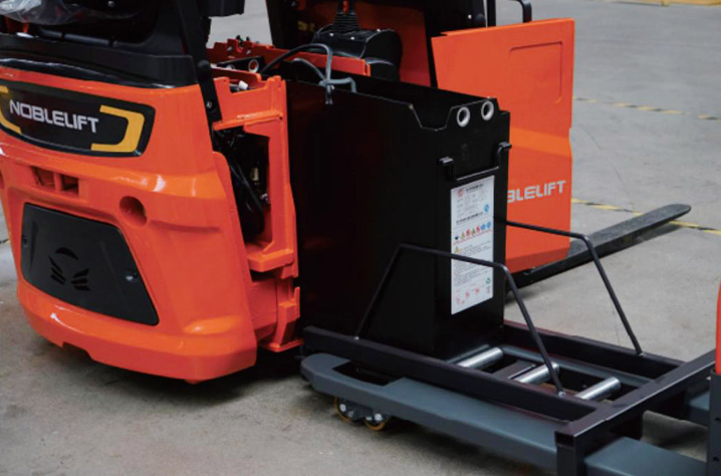 Преимущества боковой замены аккумулятора у погрузчика